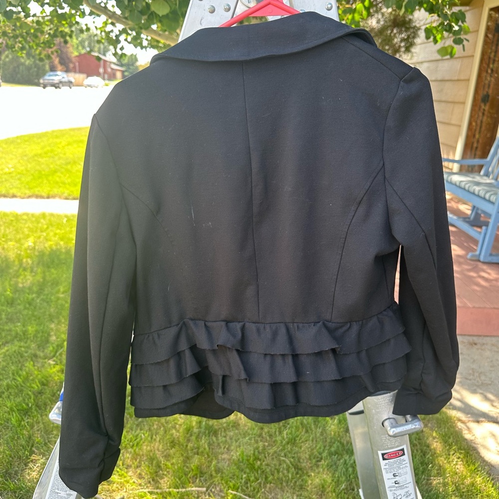 Ruffled black blazer !